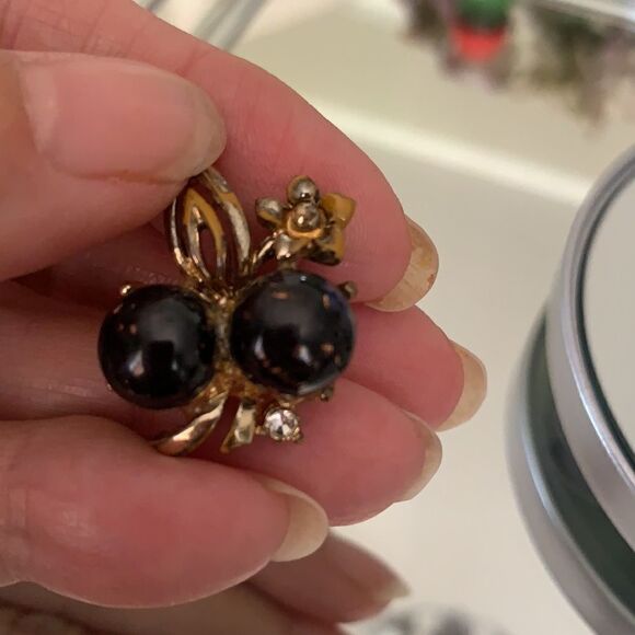 Vtg black flecked stone  screw back earrings - Picture 3 of 7
